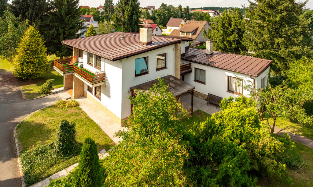 Vila Úvaly - dům z vyvýšeného pohledu - Současný stav